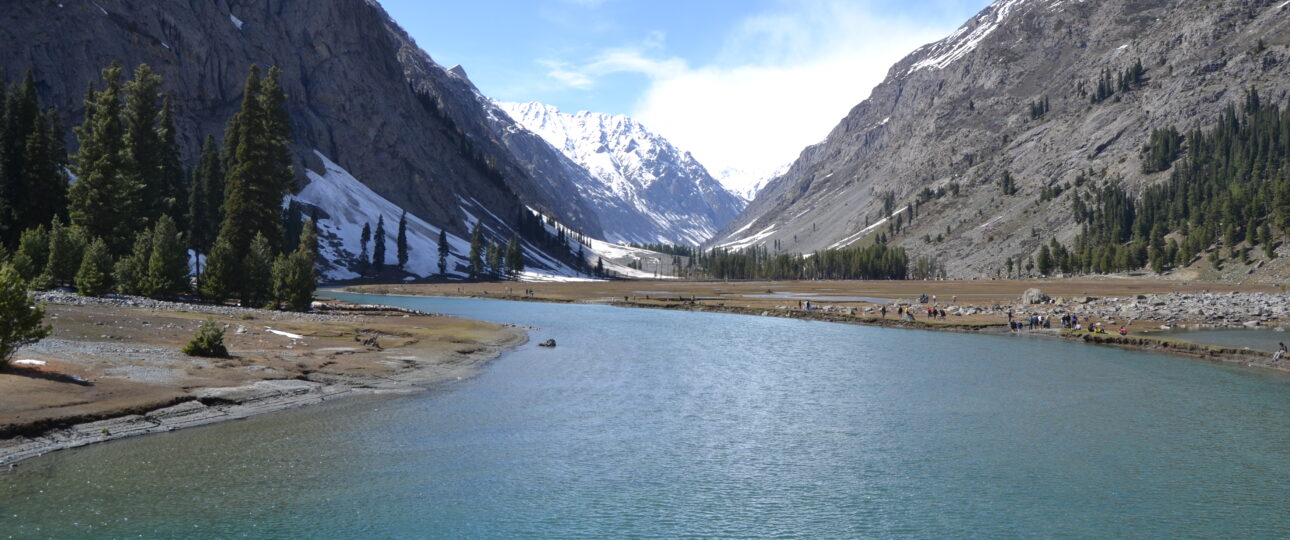 Mahodand_Lake_in_Oshu_Valley-Pakistan-Tour-Packages