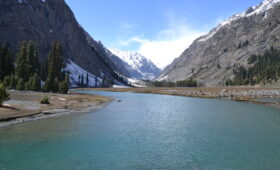 Mahodand_Lake_in_Oshu_Valley-Pakistan-Tour-Packages
